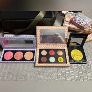 Vibrant Eyeshadow Palette with Mirror